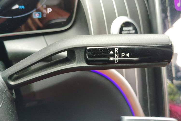 Used Mercedes-Benz GLC 2025 GLC 300 L 4MATIC Dynamic Model 5 Seats Gear Lever