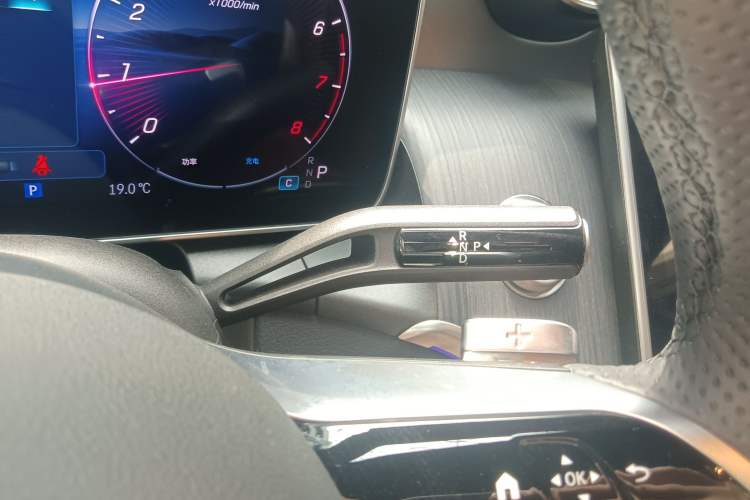 Used Mercedes-Benz GLC 2025 Facelift GLC 260 L 4MATIC Luxury Edition Gear Lever