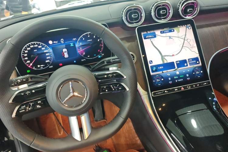Used Mercedes-Benz GLC 2025 Refreshed GLC 300 L 4MATIC Dynamic Version 5 Seats Gear Lever