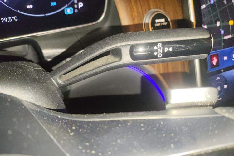 Used Mercedes-Benz GLC 2025 GLC 300 L 4MATIC Dynamic Model 5 Seats Gear Lever