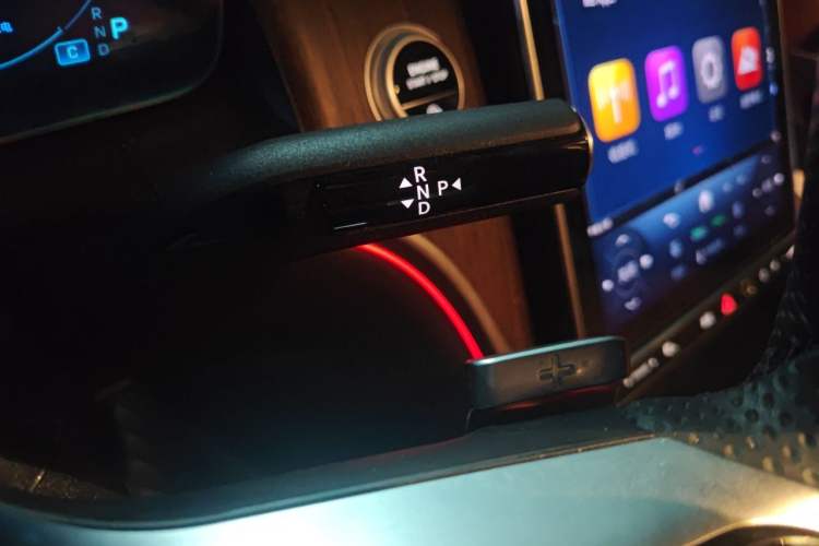 Used Mercedes-Benz GLC 2025 GLC 300 L 4MATIC Dynamic Model 5 Seats Gear Lever