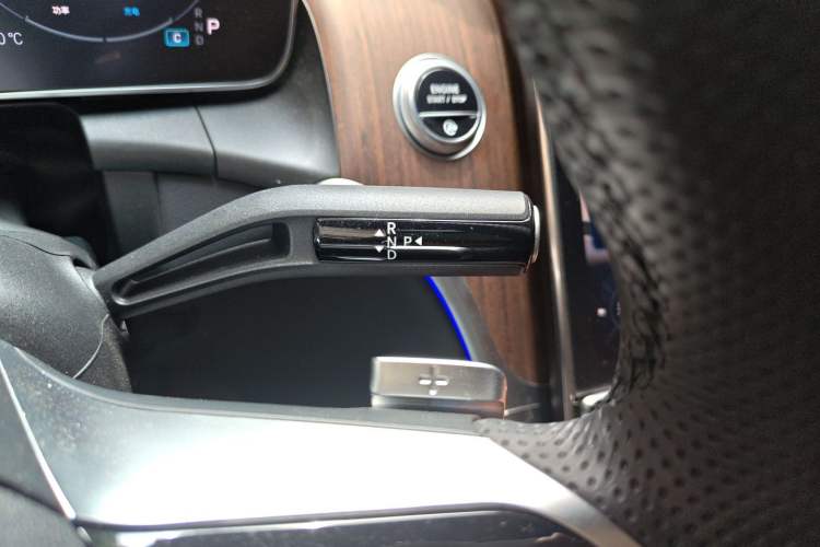 Used Mercedes-Benz GLC 2025 GLC 300 L 4MATIC Dynamic Model 5 Seats Gear Lever