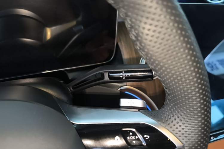Used Mercedes-Benz GLC 2025 GLC 300 L 4MATIC Dynamic Model 5 Seats Gear Lever