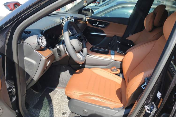 Used Mercedes-Benz GLC 2025 Refreshed GLC 300 L 4MATIC Dynamic Version 5 Seats Interior 1