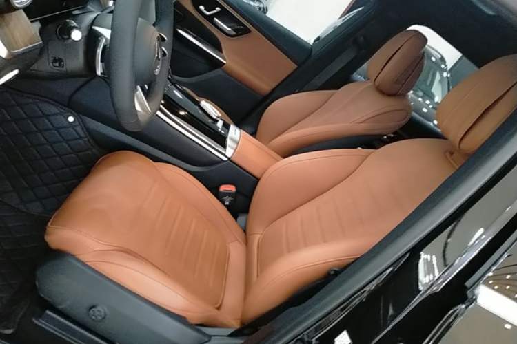 Used Mercedes-Benz GLC 2025 Refreshed GLC 300 L 4MATIC Dynamic Version 5 Seats Left Front Seat