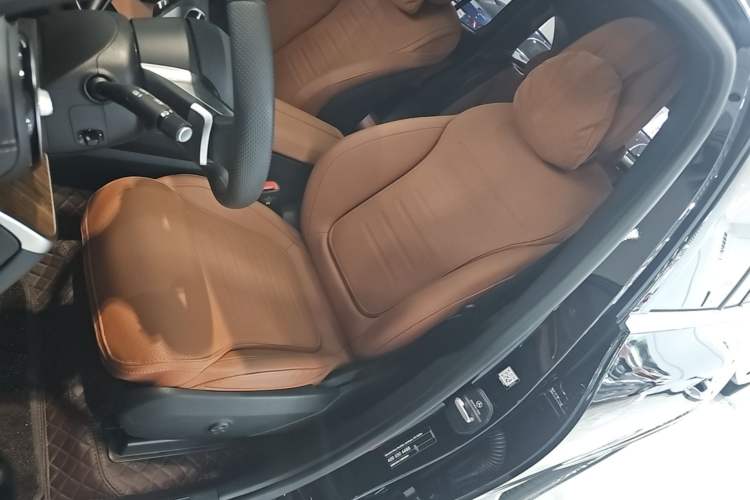 Used Mercedes-Benz GLC 2025 Refreshed GLC 300 L 4MATIC Dynamic Version 5 Seats Left Front Seat