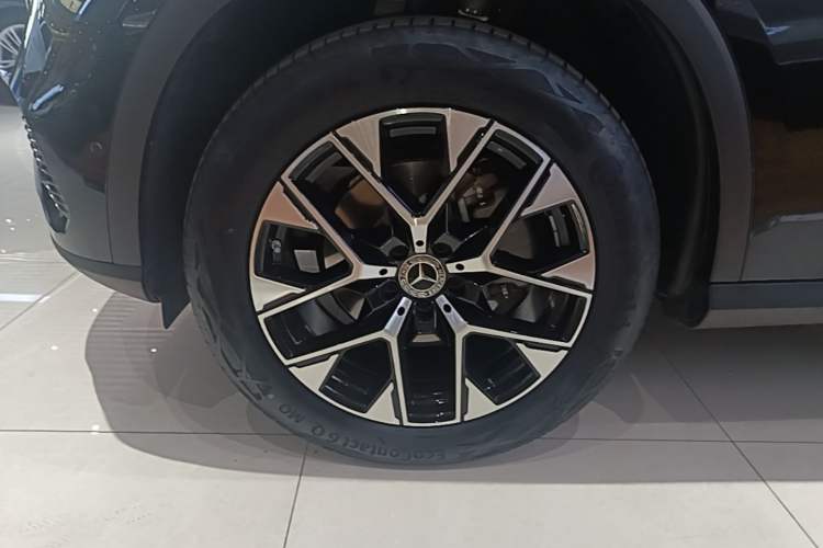 Used Mercedes-Benz GLC 2025 Refresh GLC 260 L 4MATIC Dynamic Edition Left Front Wheel Hub