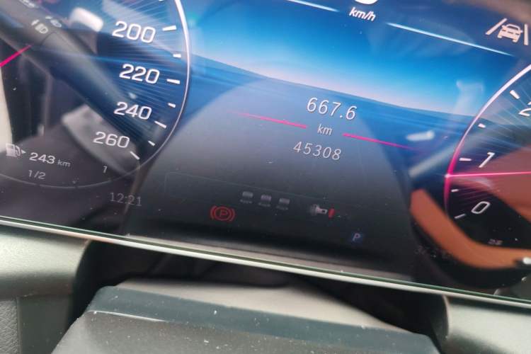 Used Mercedes-Benz GLC 2025 GLC 300 L 4MATIC Dynamic Model 5 Seats Odometer Close Up