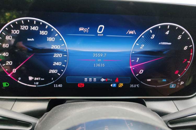 Used Mercedes-Benz GLC 2025 Refresh GLC 260 L 4MATIC Dynamic Edition Odometer Close Up