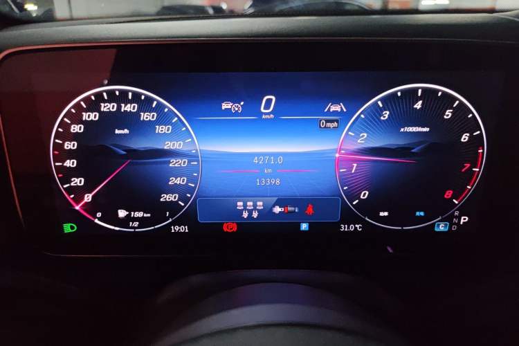 Used Mercedes-Benz GLC 2025 GLC 300 L 4MATIC Dynamic Edition 7-seater Odometer Close Up