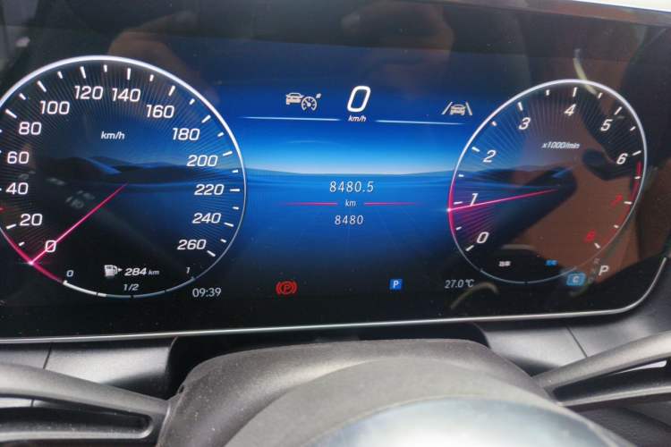 Used Mercedes-Benz GLC 2025 Refresh GLC 260 L 4MATIC Dynamic Edition Odometer Close Up
