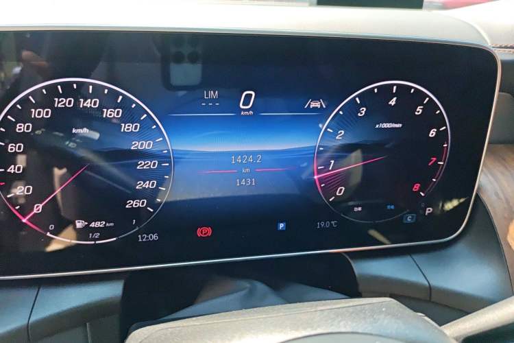 Used Mercedes-Benz GLC 2025 GLC 300 L 4MATIC Dynamic Model 5 Seats Odometer Close Up