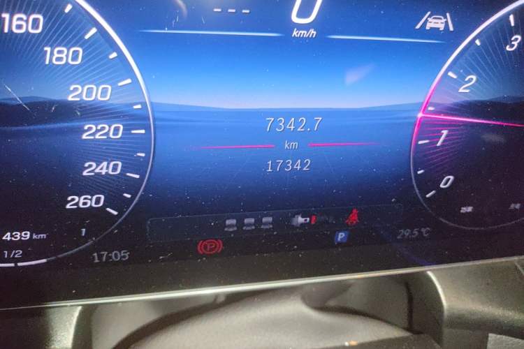 Used Mercedes-Benz GLC 2025 GLC 300 L 4MATIC Dynamic Model 5 Seats Odometer Close Up