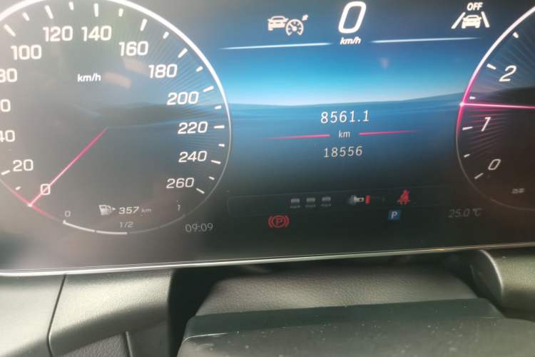 Used Mercedes-Benz GLC 2025 GLC 300 L 4MATIC Luxury Model 5 Seats Odometer Close Up