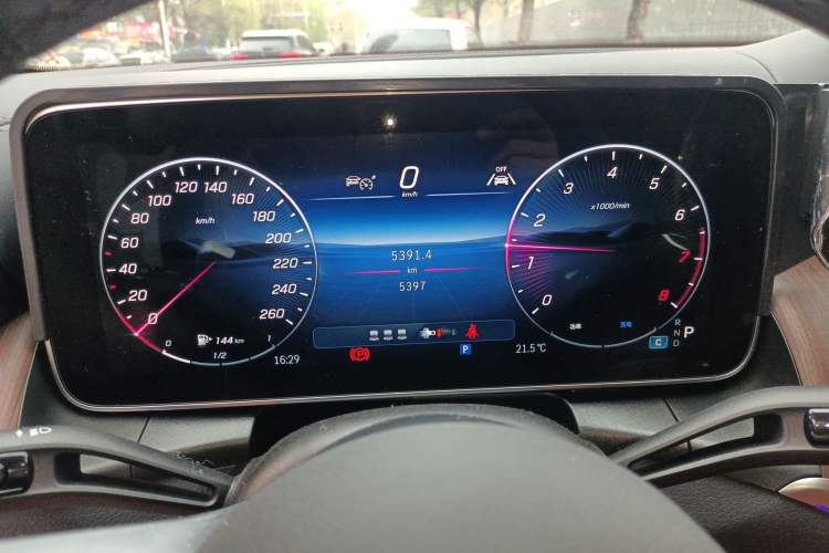 Used Mercedes-Benz GLC 2025 Refreshed GLC 300 L 4MATIC Dynamic Version 5 Seats Odometer Close Up