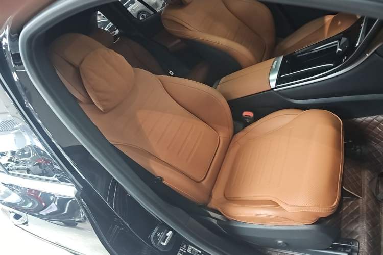 Used Mercedes-Benz GLC 2025 Refreshed GLC 300 L 4MATIC Dynamic Version 5 Seats Right Front Seat