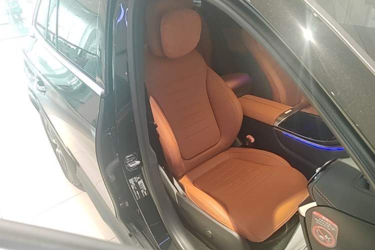 Used Mercedes-Benz GLC 2025 Facelift GLC 260 L 4MATIC Luxury Edition Right Front Seat