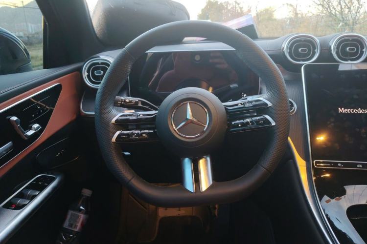 Used Mercedes-Benz GLC 2025 GLC 260 L 4MATIC Luxury Model Steering Wheel