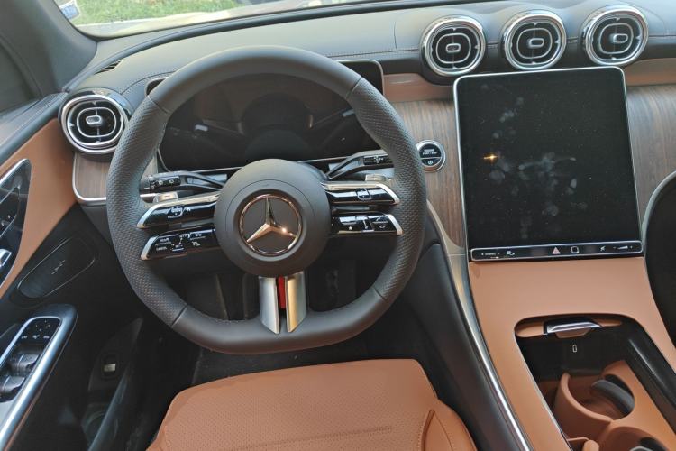 Used Mercedes-Benz GLC 2025 Refreshed GLC 300 L 4MATIC Dynamic Version 5 Seats Steering Wheel