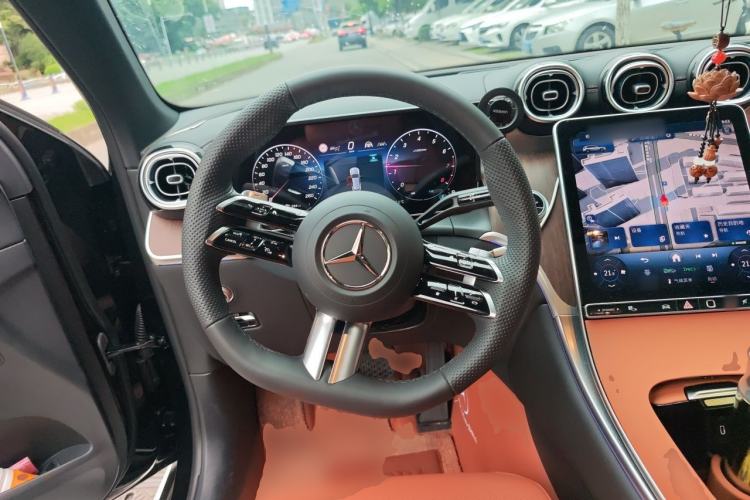Used Mercedes-Benz GLC 2025 Refreshed GLC 300 L 4MATIC Dynamic Version 5 Seats Steering Wheel