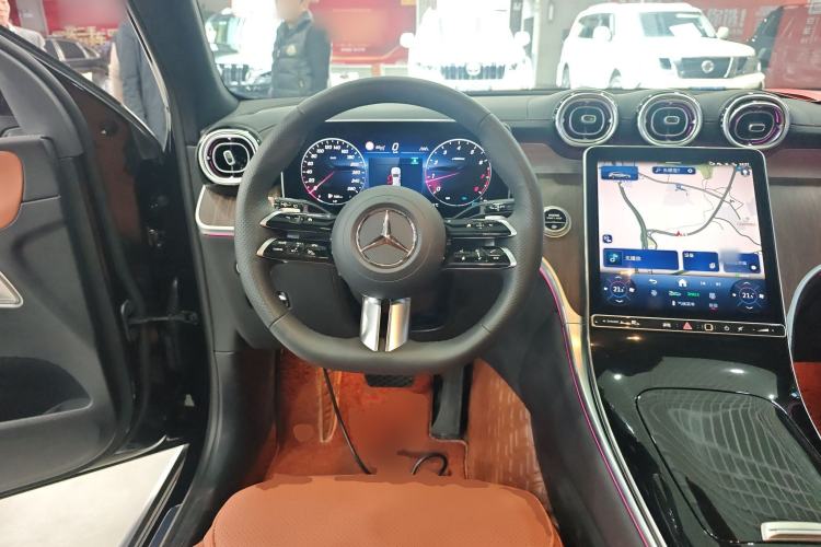 Used Mercedes-Benz GLC 2025 Refreshed GLC 300 L 4MATIC Dynamic Version 5 Seats Steering Wheel
