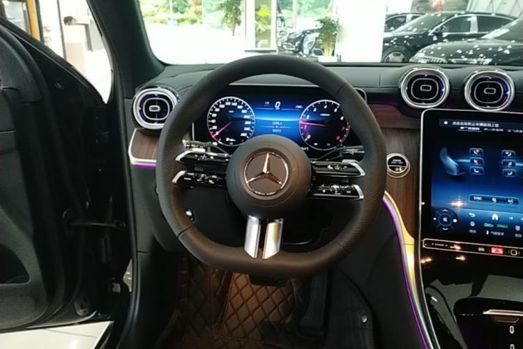 Used Mercedes-Benz GLC 2025 Refreshed GLC 300 L 4MATIC Dynamic Version 5 Seats Steering Wheel