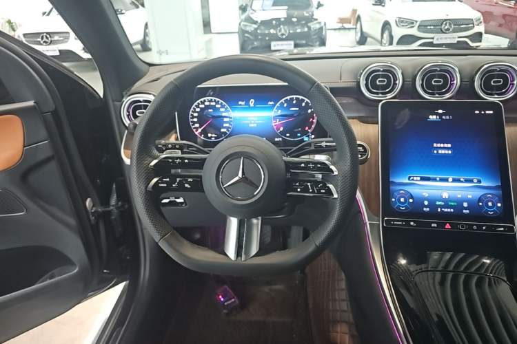 Used Mercedes-Benz GLC 2025 Refreshed GLC 300 L 4MATIC Dynamic Version 5 Seats Steering Wheel