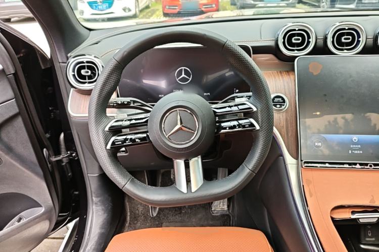 Used Mercedes-Benz GLC 2025 Refreshed GLC 300 L 4MATIC Dynamic Version 5 Seats Steering Wheel