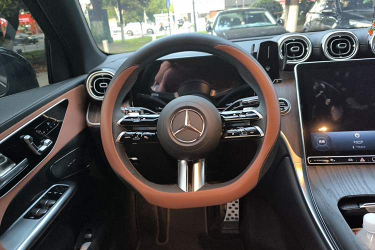 Used Mercedes-Benz GLC 2025 Refreshed GLC 300 L 4MATIC Dynamic Version 5 Seats Steering Wheel