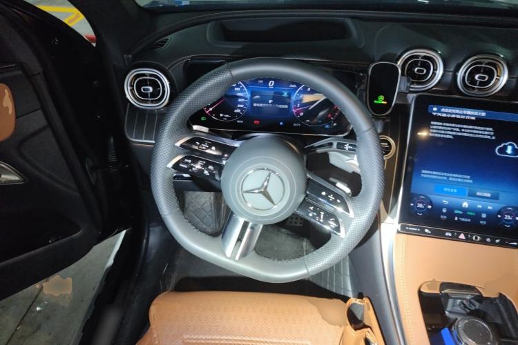Used Mercedes-Benz GLC 2025 GLC 300 L 4MATIC Luxury Model 5 Seats Steering Wheel