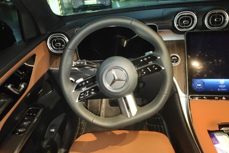 Used Mercedes-Benz GLC 2025 Refreshed GLC 300 L 4MATIC Dynamic Version 5 Seats Steering Wheel