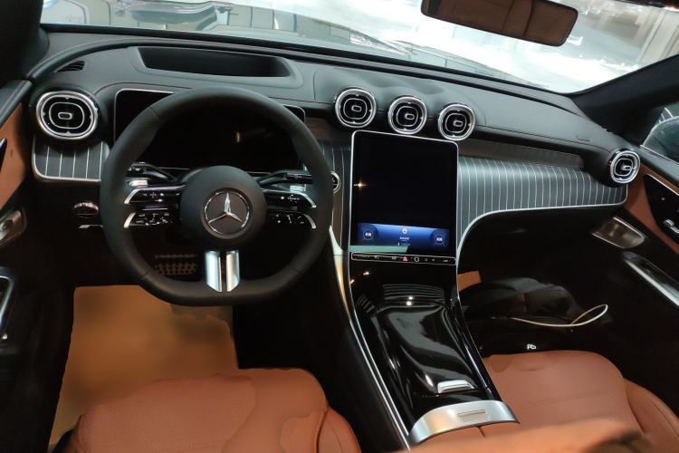 Used Mercedes-Benz GLC 2025 GLC 300 L 4MATIC Luxury Model 5 Seats Center Console