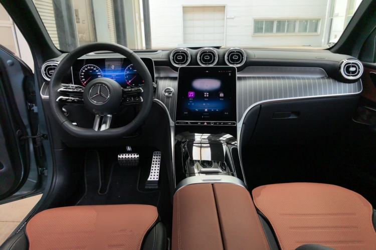 Used Mercedes-Benz GLC 2025 GLC 300 L 4MATIC Luxury Model 5 Seats Center Console