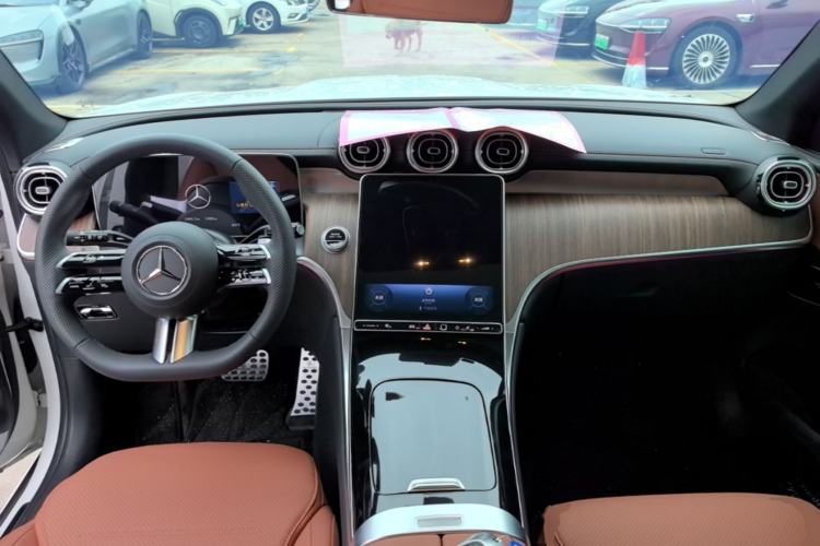 Used Mercedes-Benz GLC 2025 Refreshed GLC 300 L 4MATIC Dynamic Version 5 Seats Center Console
