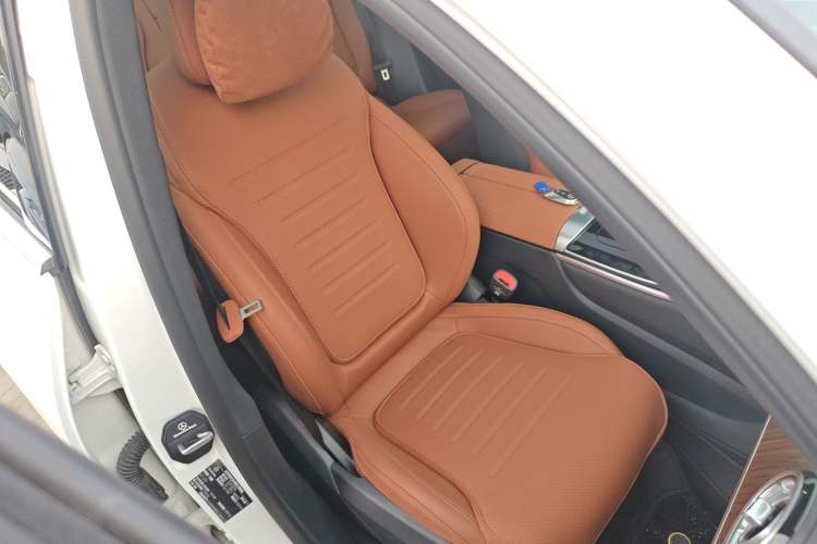 Used Mercedes-Benz GLC 2025 Refreshed GLC 300 L 4MATIC Dynamic Version 5 Seats Right Front Seat