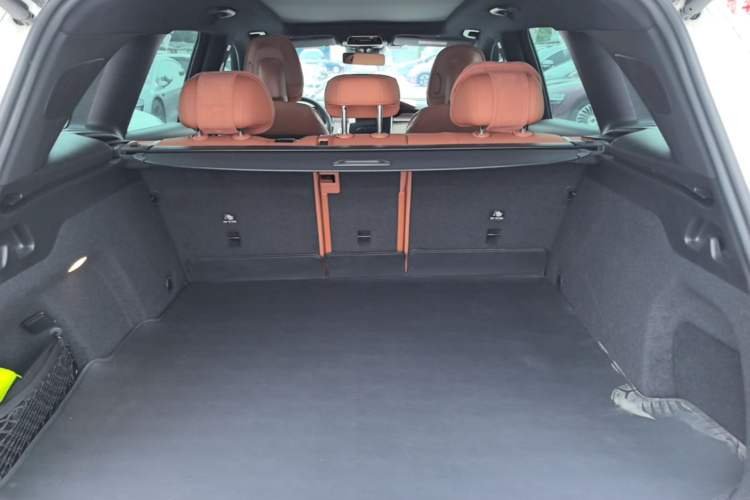 Used Mercedes-Benz GLC 2025 Refreshed GLC 300 L 4MATIC Dynamic Version 5 Seats Trunk