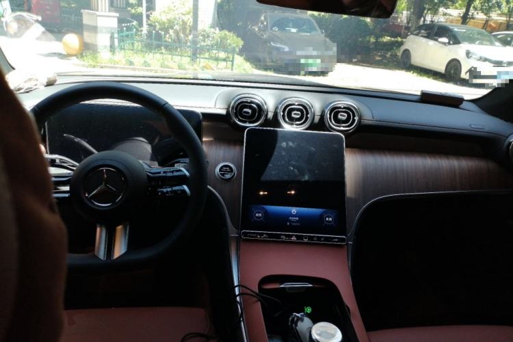 Used Mercedes-Benz GLC 2026 Model Facelifted GLC 300 L 4MATIC Dynamic Version—5 Seaters Center Console