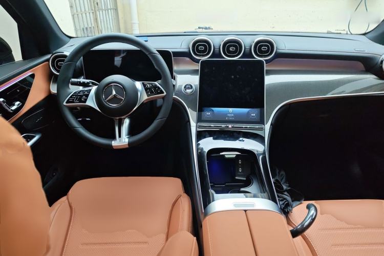 Used Mercedes-Benz GLC 2026 GLC 260 L 4MATIC Classic Edition Center Console