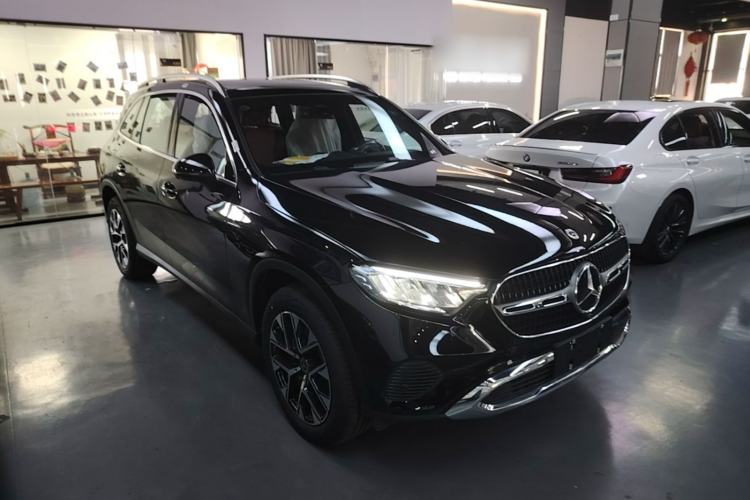 Used Mercedes-Benz GLC 2026 GLC 260 L 4MATIC Classic Edition Front Right 45 Deg