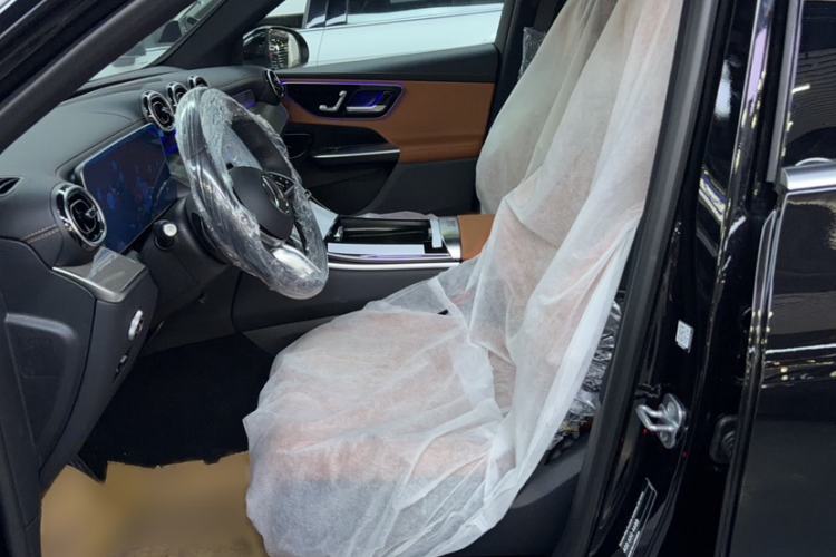 Used Mercedes-Benz GLC 2026 GLC 260 L 4MATIC Classic Edition Interior 1