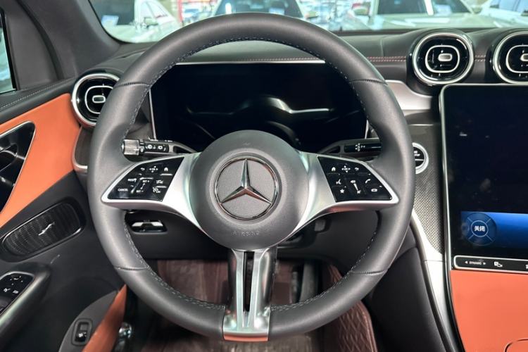 Used Mercedes-Benz GLC 2026 GLC 260 L 4MATIC Classic Edition Interior 10