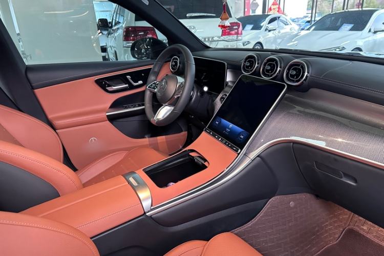 Used Mercedes-Benz GLC 2026 GLC 260 L 4MATIC Classic Edition Interior 2