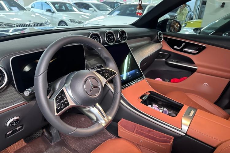 Used Mercedes-Benz GLC 2026 GLC 260 L 4MATIC Classic Edition Interior 3