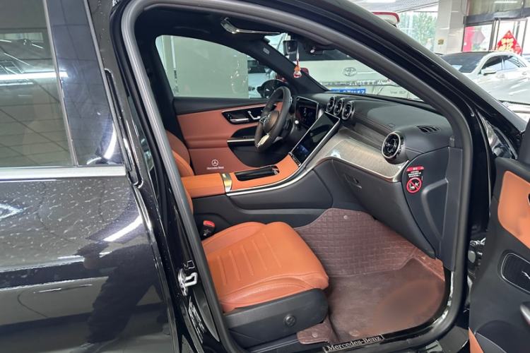 Used Mercedes-Benz GLC 2026 GLC 260 L 4MATIC Classic Edition Interior 5