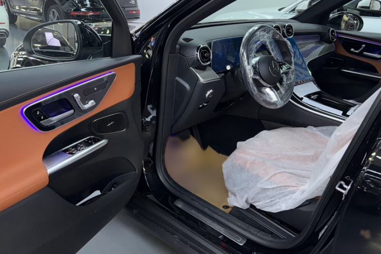 Used Mercedes-Benz GLC 2026 GLC 260 L 4MATIC Classic Edition Interior 6