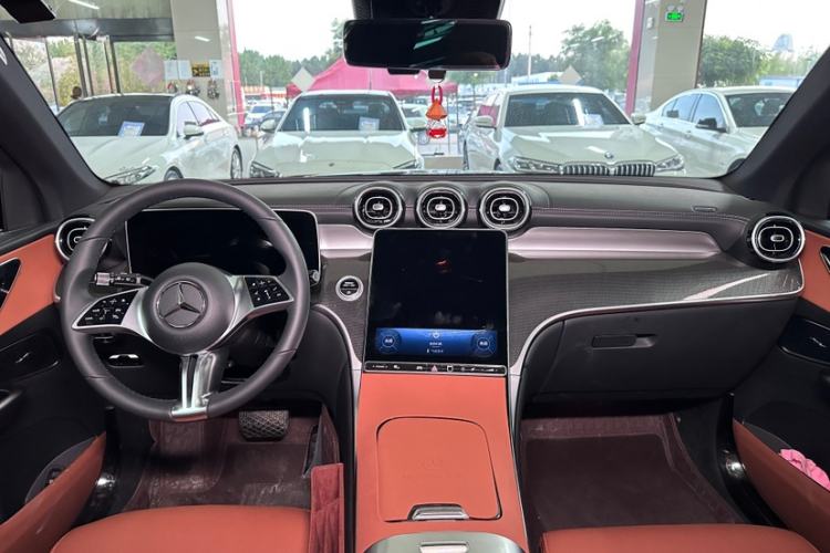 Used Mercedes-Benz GLC 2026 GLC 260 L 4MATIC Classic Edition Interior 6
