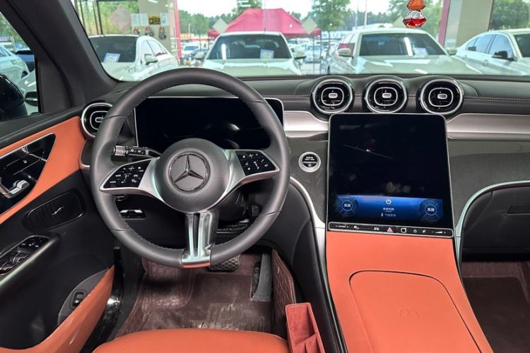 Used Mercedes-Benz GLC 2026 GLC 260 L 4MATIC Classic Edition Interior 7
