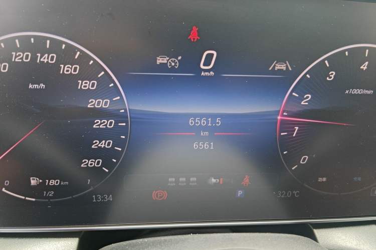 Used Mercedes-Benz GLC 2026 Model Facelifted GLC 260 L 4MATIC Classic Version Odometer Close Up