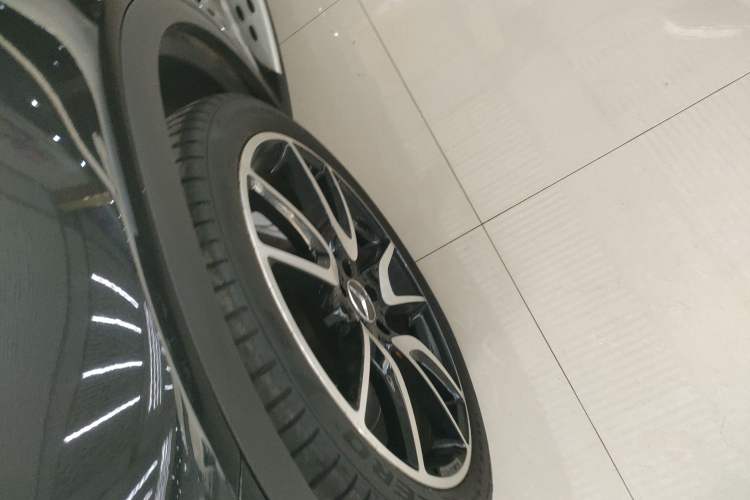Used Mercedes-Benz GLC AMG 2017 AMG GLC 43 4MATIC Special Edition Left Front Wheel Hub