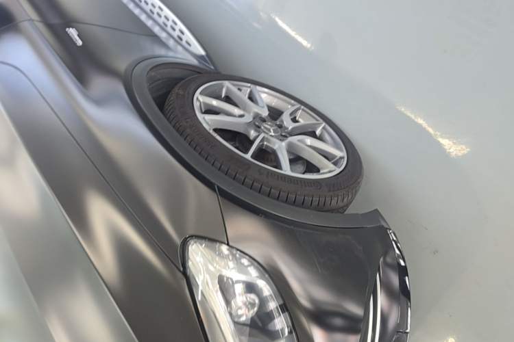 Used Mercedes-Benz GLC AMG 2017 AMG GLC 43 4MATIC Special Edition Left Front Wheel Hub